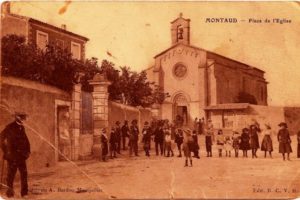 phoca_thumb_l_gens sur la place sepia